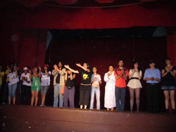 El grupo de teatro del CV Kotoiaren Lurra saluda y aplaude al término de la representación mientras el público aplaude